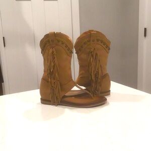 Cowboy Boot Sandals!🤠 Perfect for summer! NEVER WORN. Stud and Fringe detail!